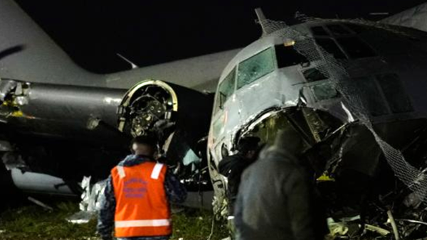 НАД 20 ЗАГИНАТИ ПРИ ПАД НА ВОЕН АВИОН КОЈ ПРЕНЕСУВАЛ БАНКНОТИ ВО БОЛИВИЈА, ПОЛИЦИЈАТА СО СОЛЗАВЕЦ ЈА РАСТЕРА ТОЛПАТА КОЈА ГИ ГРАБАЛА ПАРИТЕ