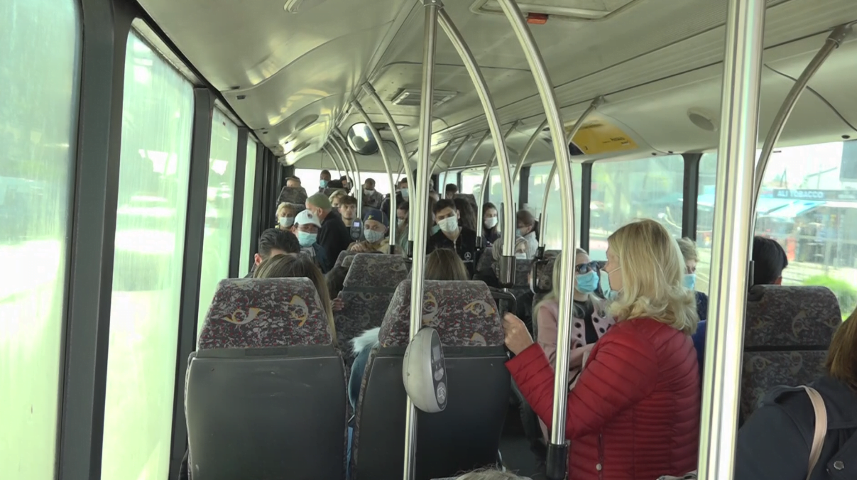 Приведен 17-годишник, нападнал двајца скопјани во автобус на ЈСП