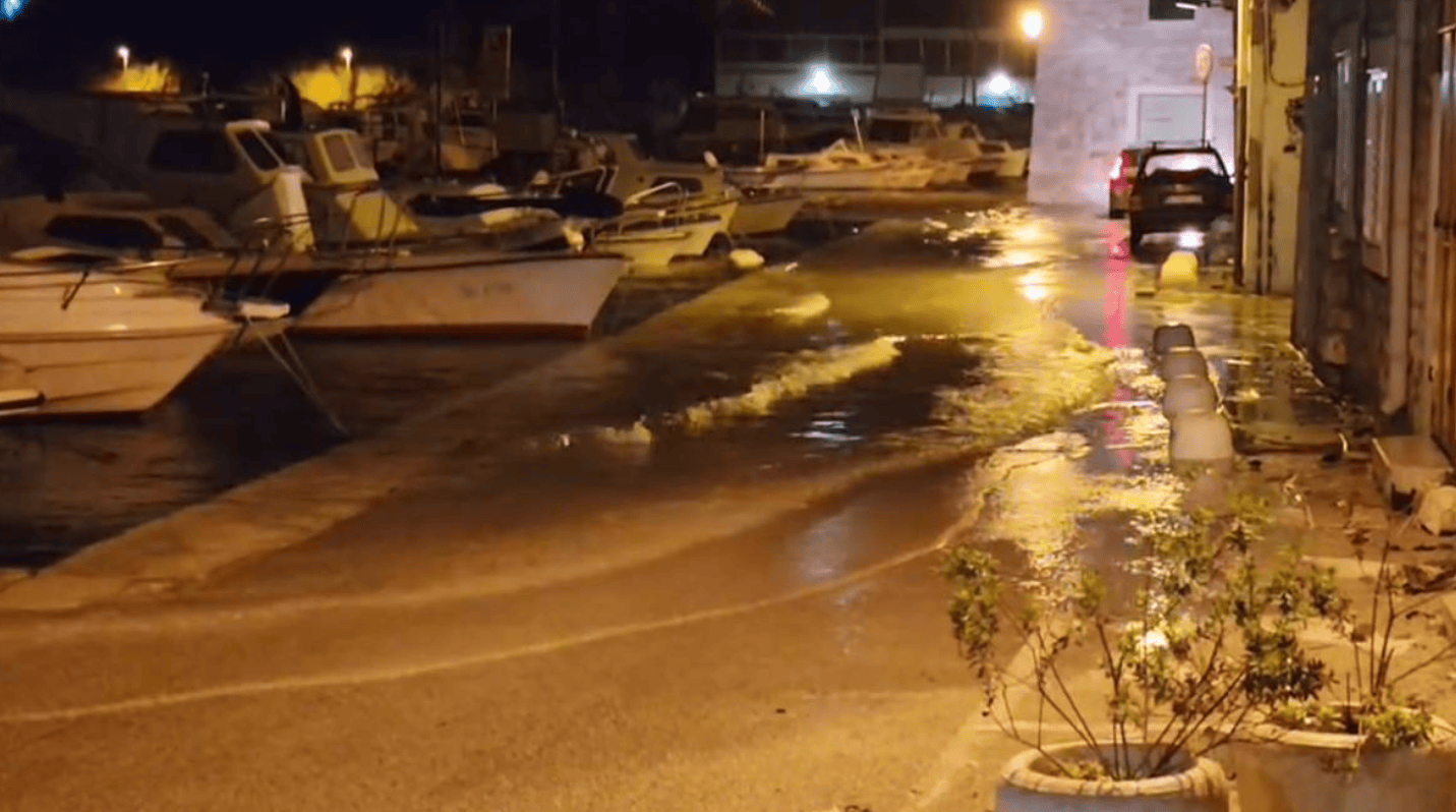 НЕВРЕМЕ НАПРАВИ ХАОС НА ЈАДРАН: Морето влегуваше по куќите, островите отсечени