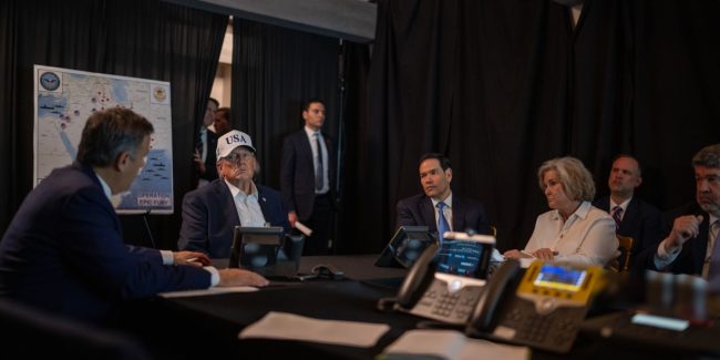 ТРАМП ГО СЛЕДЕЛ НАПАДОТ НА ИРАН ОД ИМОТОТ ВО МАР-А-ЛАГО, ВЕНС ОД БЕЛАТА КУЌА