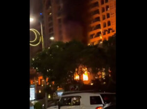 (ВИДЕО) Пекол сред Дубаи: Паѓаат ракети, гори туристичка атракција