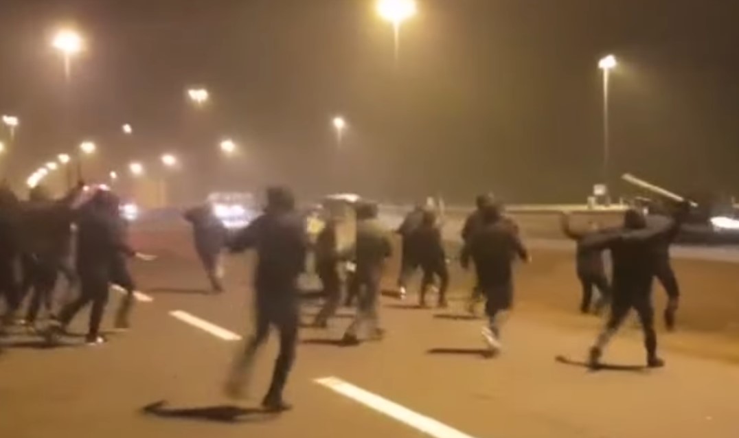 Хаос во Австрија: Маскирани хулигани сакале да претепаат хрватски навивачи!