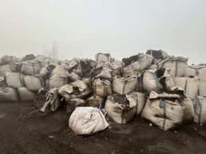 Тони опасна прашина се разлева на плац зад „Макстил“