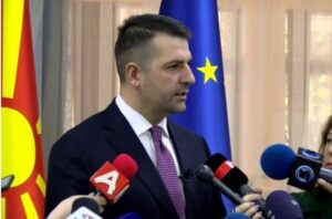 Томовски вели „треба да се набави нов авион“, од СДСМ порачаа: Работниците немаат за леб, Владата ќе купува авион за Мицкоски!