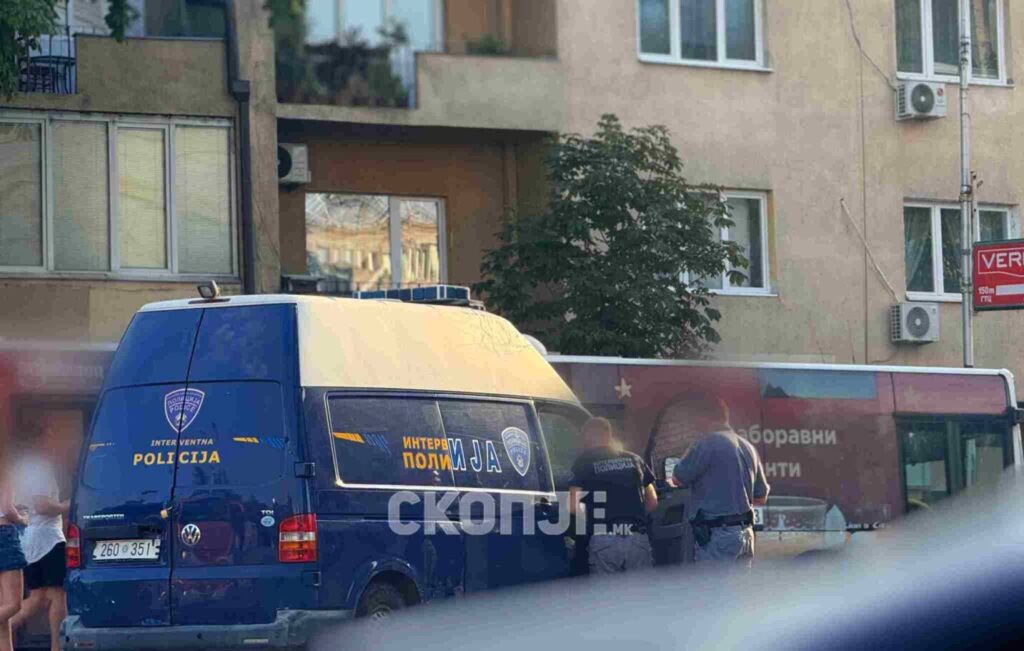 Жена тепала полицаец во центарот на Скопје
