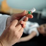 Морбилите се шират низ британските училишта, Стармер апел за вакцинација