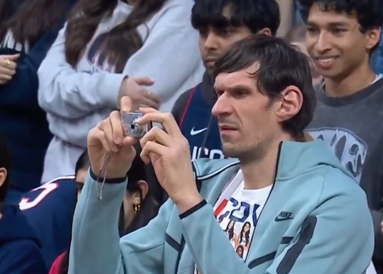 Абе каков ајфон, Бобан држи апарат со стикери