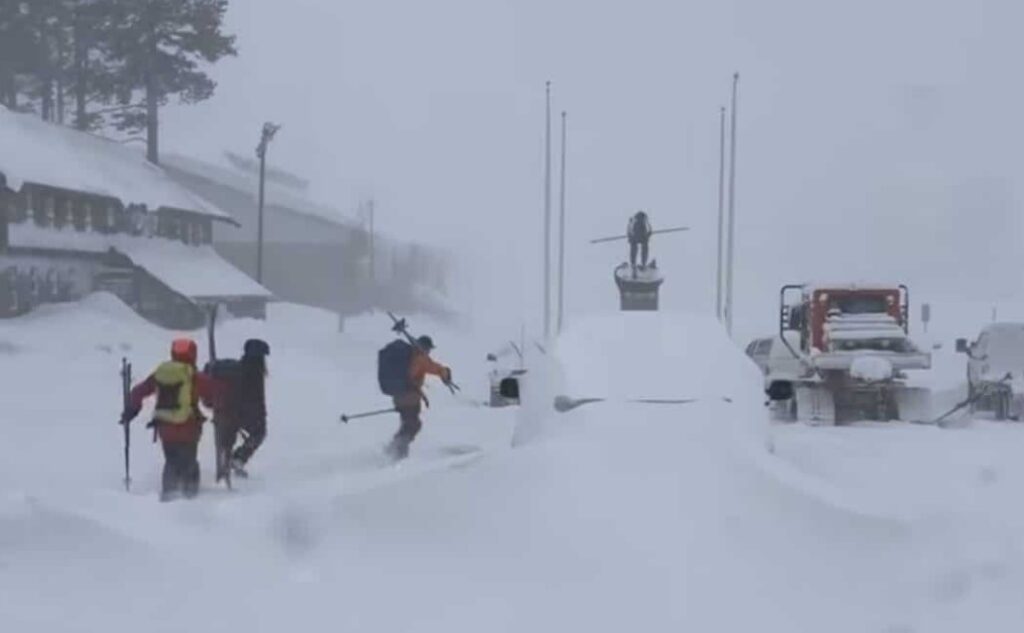 Десет скијачи исчезнати, најмалку шест заробени во лавина во Калифорнија
