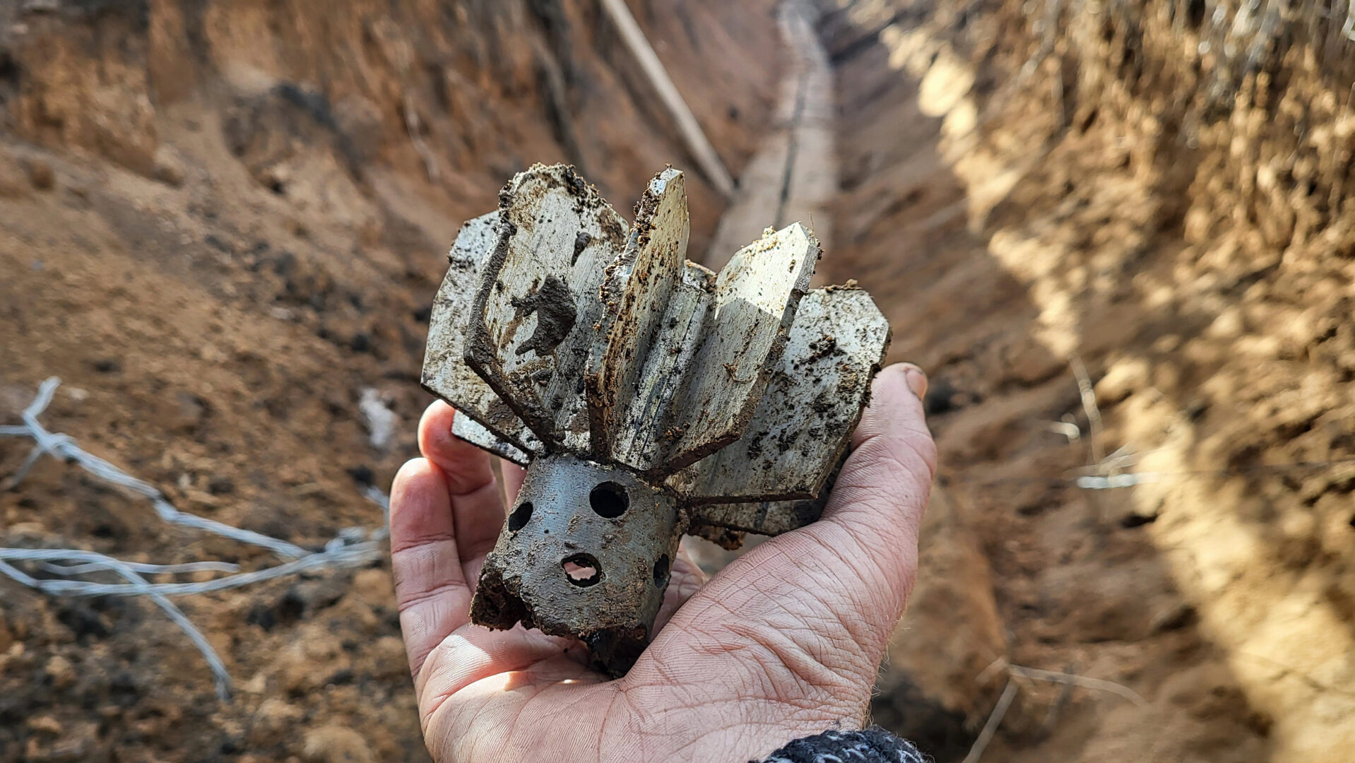 Гостиварец пронашол експлозивни направи под карпа покрај река