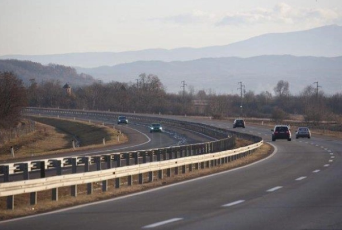 Сообраќајот се одвива во зимски услови, по наместа влажни коловози