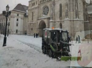 Македонското возило привлече внимание на улиците на Будимпешта: Green Machines чисти снег кај Будимската тврдина