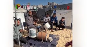 (ВИДЕО Креативност и упорност – Млад тапанар од Газа со своите импровизирани инструменти им носи насмевки и радост на децата во бегалски камп