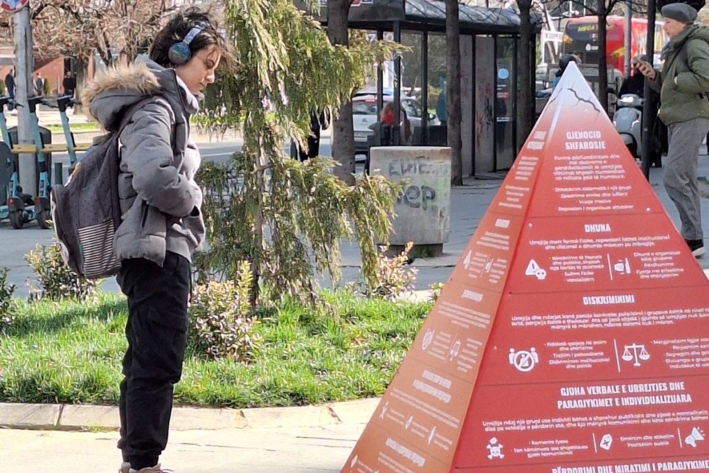 Од шега до геноцид: „Пирамидата на насилството“, огледало на ескалацијата на омразата во срцето на Скопје