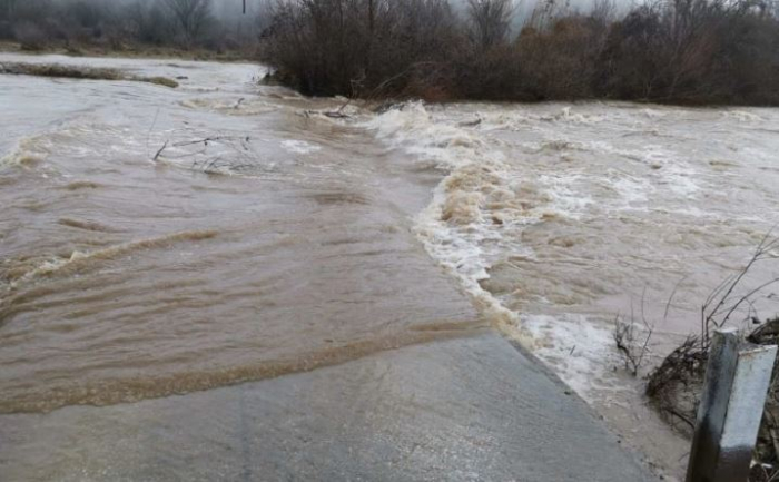 ЦУК: Зголемување на водостоите на реките, во Битолско одрон на пат и излевање на Сива Река
