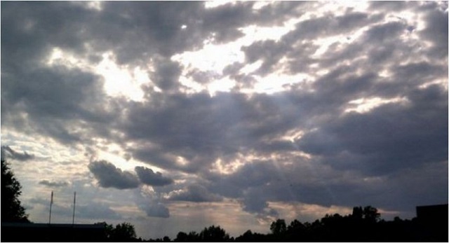 Променливо облачно со дожд и засилен ветер