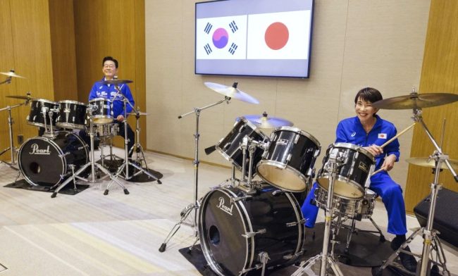 ПРЕМИЕРКАТА ТАКАИЧИ ЈА ИСКОРИСТИ ПОПУЛАРНОСТА ЗА УБЕДЛИВА ПОБЕДА НА ИЗБОРИТЕ ВО ЈАПОНИЈА