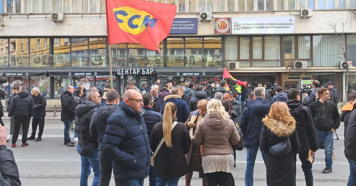 Блокада на синдикалците пред Стопанските комори, од газдите побараа повисоки плати