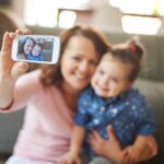 Двете најопасни работи што родителите ги објавуваат на интернет