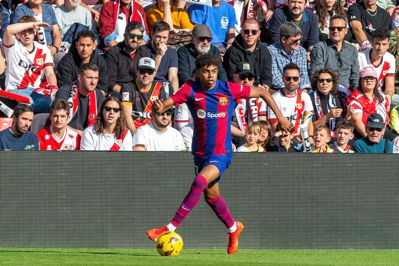 (Видео) Јамал постигна три гола, Барселона го победи Виљареал