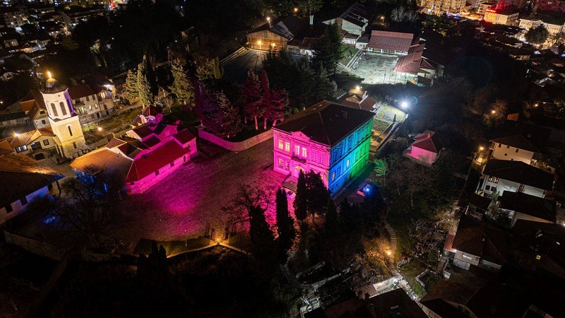 Што значи осветлувањето вечерва на црквите во Охрид во различни бои?