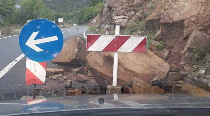 Одрон на патот Катланово – Велес, сообраќајот се одвива по една коловозна лента