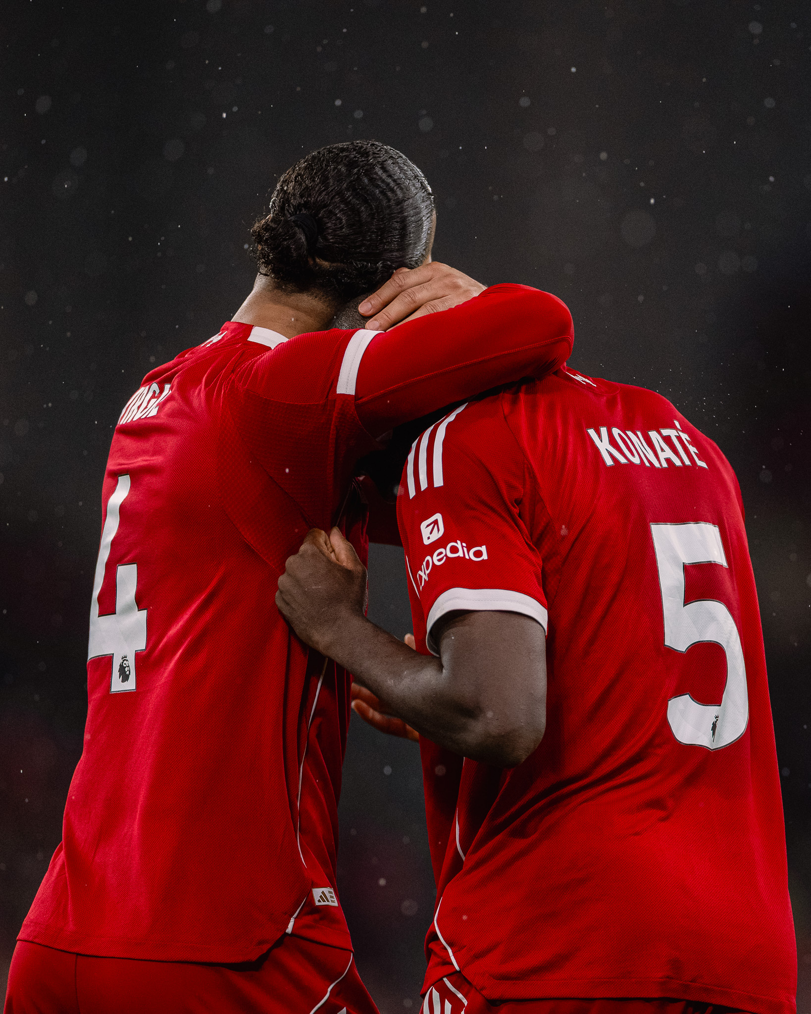 Тажниот Конате даде гол и се расплака, сите соиграчи од Ливерпул го тешеа