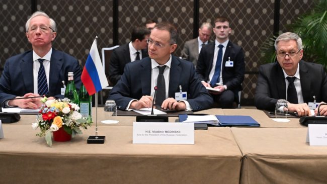 РАЗГОВОРИТЕ РУСИЈА-УКРАИНА ВО ЖЕНЕВА ЗАВРШИЈА ПО ДВА ЧАСА, ЗЕЛЕНСКИ ЈА ОБВИНИ МОСКВА ДЕКА ГИ ОДОЛГОВЛЕКУВА ПРЕГОВОРИТЕ