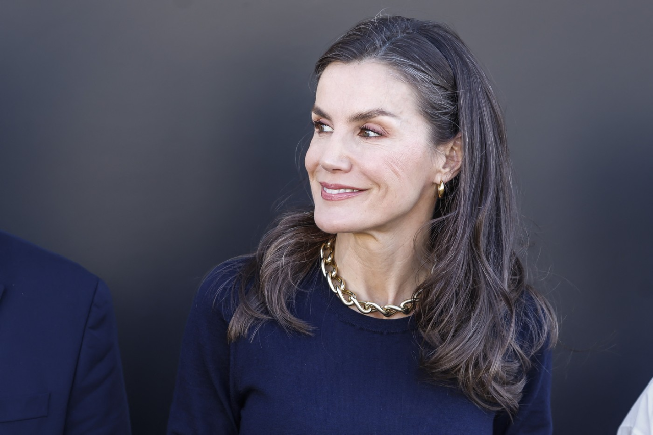 КОЈ НОСИ СЕДА КОСА ПОДОБРО ОД НЕА? Кралицата Летиција ги крши табуата