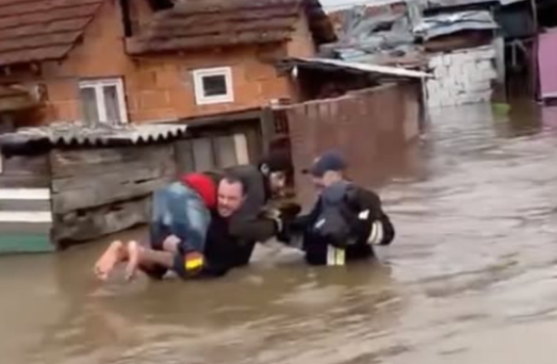 (Видео) Големи поплави во Кичево, ЦУК на терен
