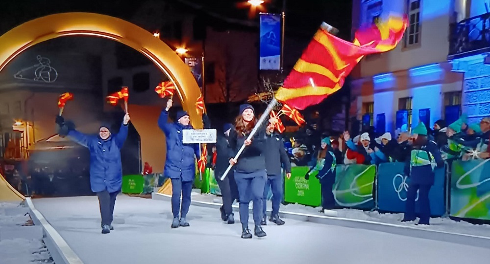 (ФОТО) Отворени Зимските олимписки игри Милано-Кортина, македонските екипи продефилираа во Предацо и во Кортина
