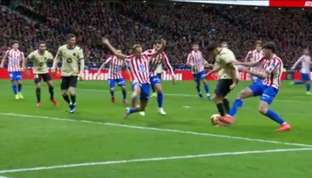 Драма во Мадрид: Судиите седум минути гледаа ВАР за да – поништат гол на Барса (ФОТО)