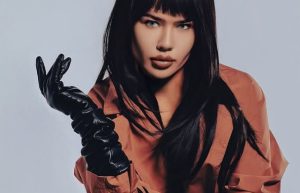 Која е Александра Попова – македонската убавица од спотот на „Брејк“?