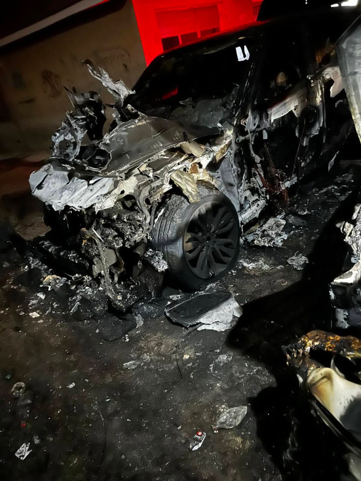 ПРВИ ФОТОГРАФИИ: Џип Range Rover на полициски инспектор е запален ноќеска во Македонија