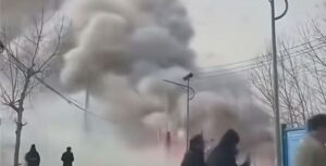 (ВИДЕО) Голема експлозија во продавница за пиротехника, најмалку осум лица загинаа, а има и повредени