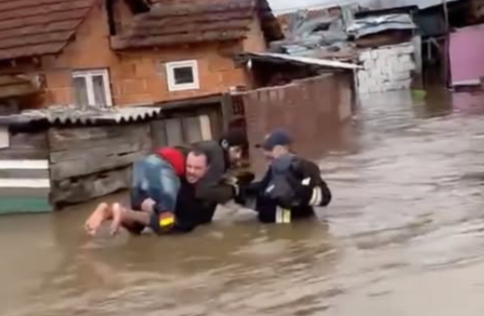 Вкупно 250 лица се евакуирани во Кичевско поради поплавите, нема нови излевања на реки – велат од ЦУК