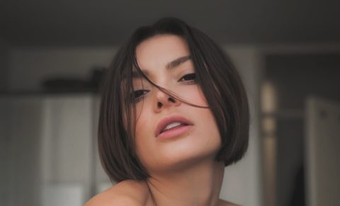 Ела Дворник во танга на креветот: Ќерката на Дино Дворник со нова провокативна фотографија