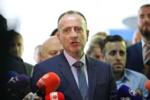 Арбен Таравари поднесе тужба за клевета против Изет Меџити