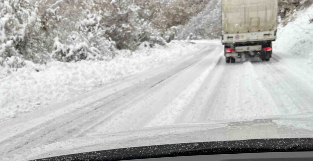 Поради обилните врнежи од снег има забрана за камиони на патиштата Маврово – Дебар и Гостивар – Стража – Кичево