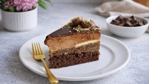 (Рецепт) ЧОКОЛАДНА ТОРТА: Богата, кремаста и полна со интензивен вкус на чоколадо