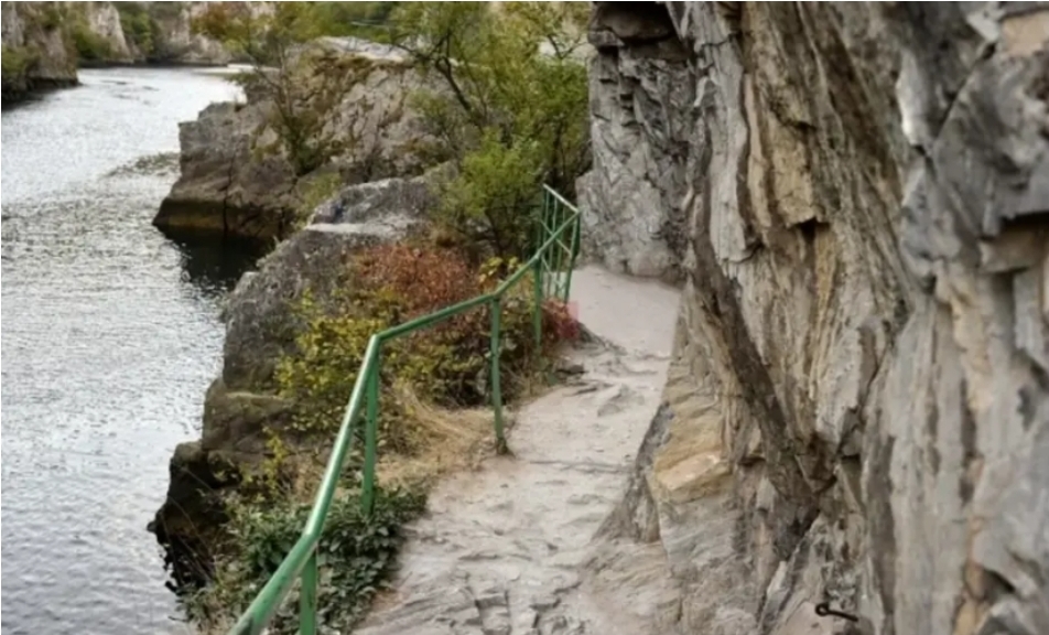 Опасност од уривање карпи во Матка, движењето по патеката е забрането