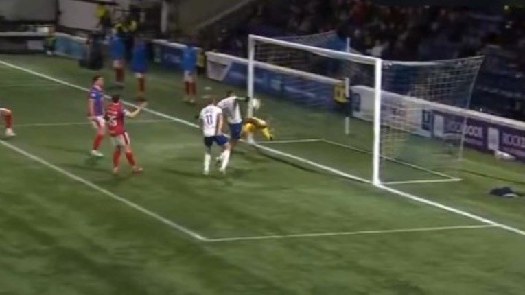 Неверојатно: Две луди промашувања од половина метар за две секунди! (ВИДЕО)