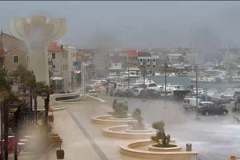 (ВИДЕО) Бура ја погоди Далмација, пристаништата се поплавени