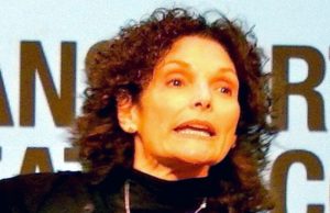 (ФОТО) Ѕвездата на филмот „Scarface“ без никакви комплекси: Снимена додека се возела со метро во Њујорк