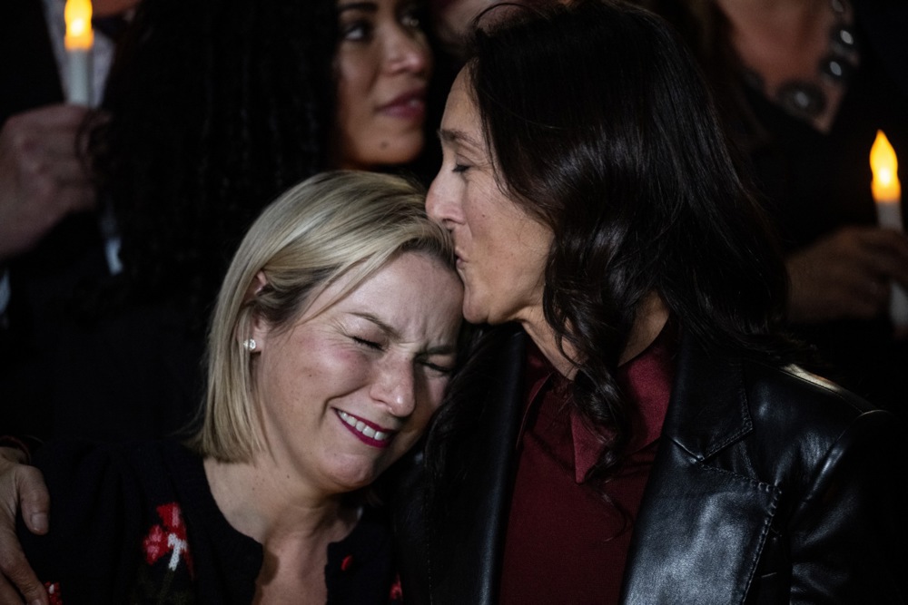 (Видео) Жртвите на Епстин испратија порака за време на Супербоул: „Време е за вистината“