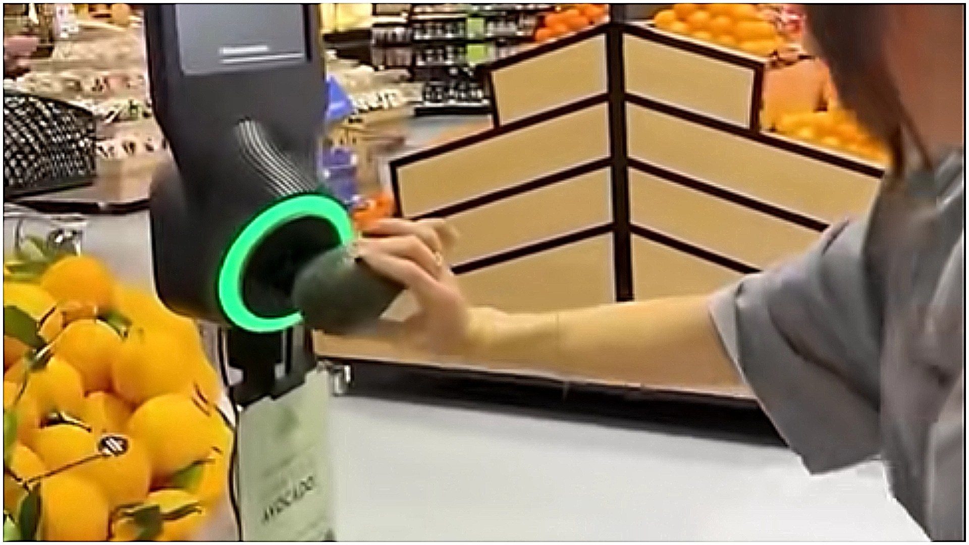 Дубаи поставува нови рекорди во пазарењето – во маркетите проверувате дали е меко или тврдо?!