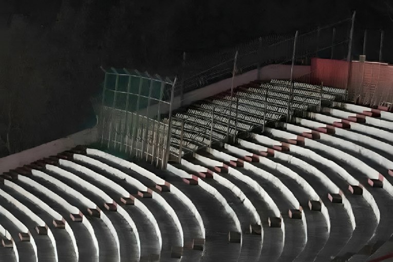 Англичаните се шокираа кога го видоа „кафезот“ за гости на стадионот на Зрињски! (ФОТО)