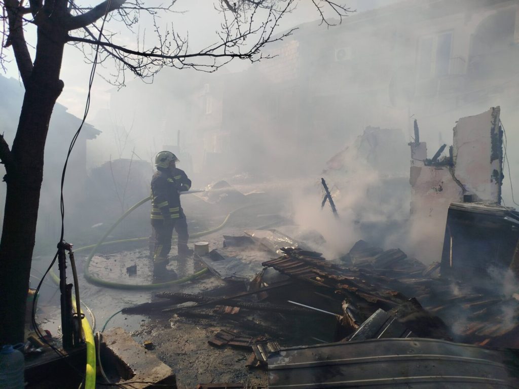 (Фото) Изгореа викендица и куќа, се запали оџак: три интервенции на струмичките пожарникари