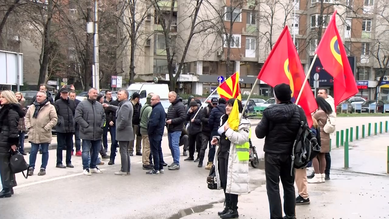 „Добро утро на сите освен на пратениците“ – синдикална блокада на Собранието