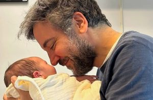 (ФОТО) Споделиле среќна вест – Ѕвездата од серијата „Како ја запознав твојата мајка“ станал татко на 51 година: Добил син со сопругата Џордан