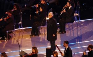 (ФОТО) Италијанскиот тенор Андреа Бочели ја заврши церемонијата на отворањето на Зимските олимписки игри со аријата „Несун Дорма“